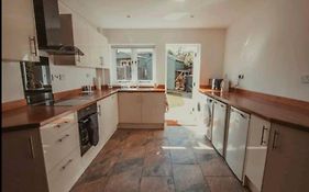 Charming 2 Bedroom Cottage Mid Town On Quiet Road, Sleeps 4